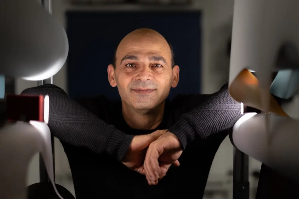 Samwel Chatschaturian, Polsterer der HERSO Manufaktur, an seiner Nähmaschine